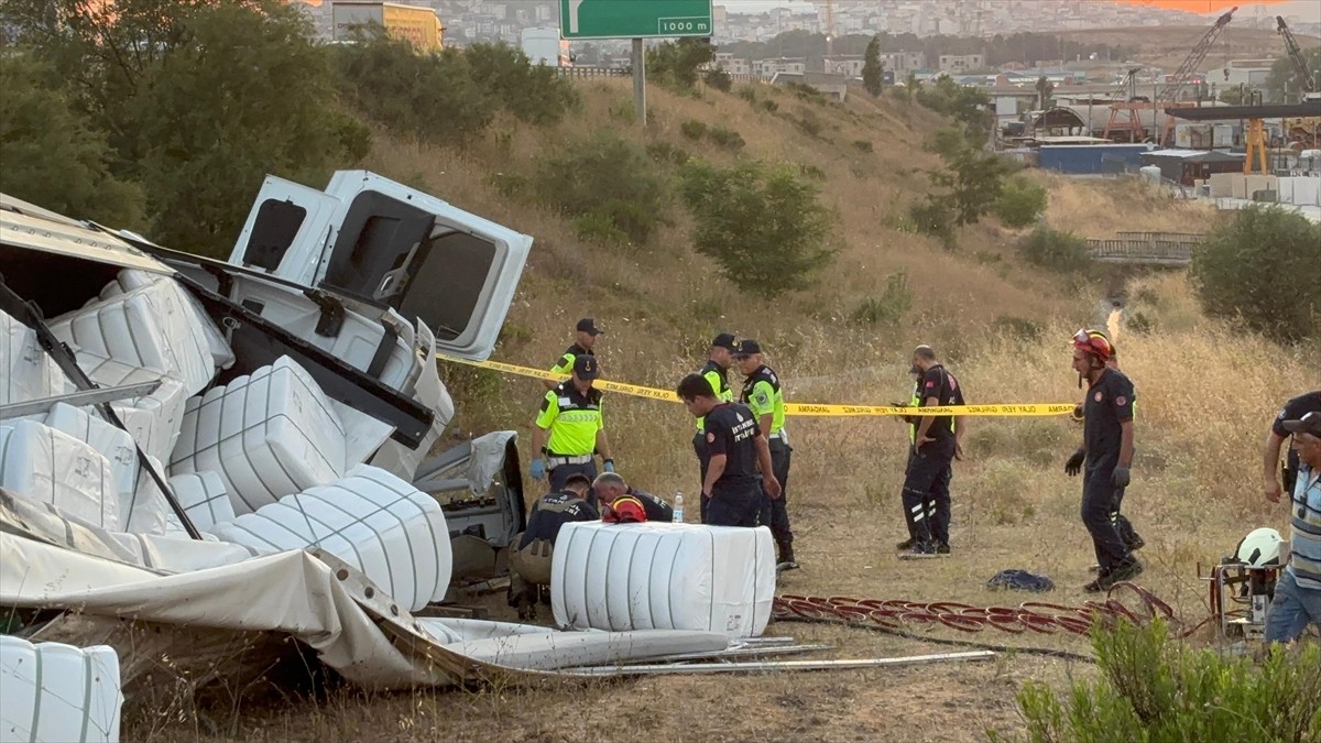 Kuzey Marmara Otoyolu'nda bir tırın şarampole devrilmesi sonucu 2 kişi yaşamını yitirdi.