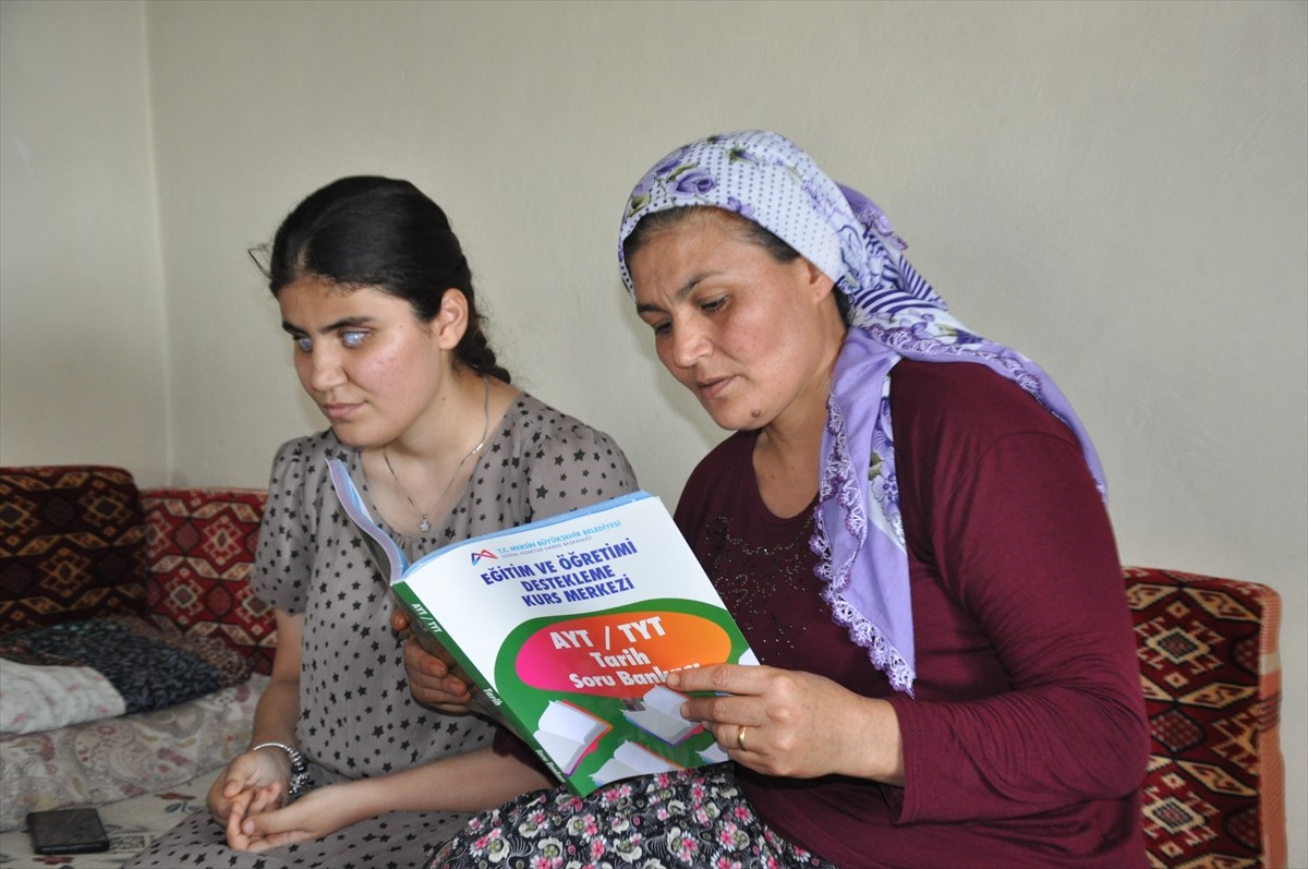  Liseyi birincilikle bitirdikten sonra annesinin okuduğu kitaplarla Yükseköğretim Kurumları...