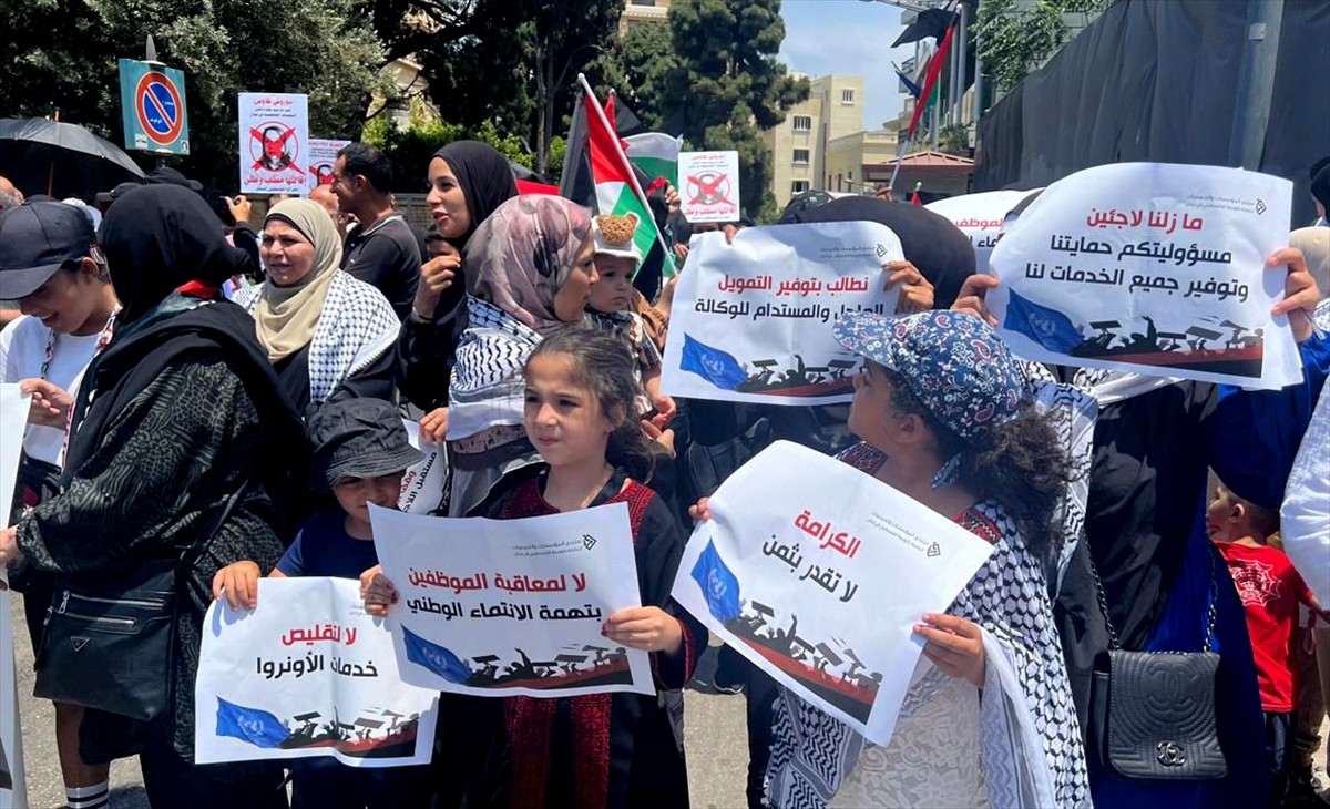 Lübnan’daki Filistinli dernek ve kuruluşlar, Beyrut’taki Avrupa Birliği (AB) Temsilciliği önünde...