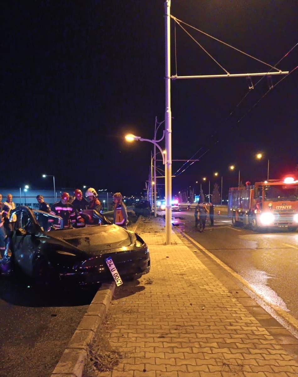 Malatya'da direğe çarpan otomobildeki 2 kişi yaşamını yitirdi.