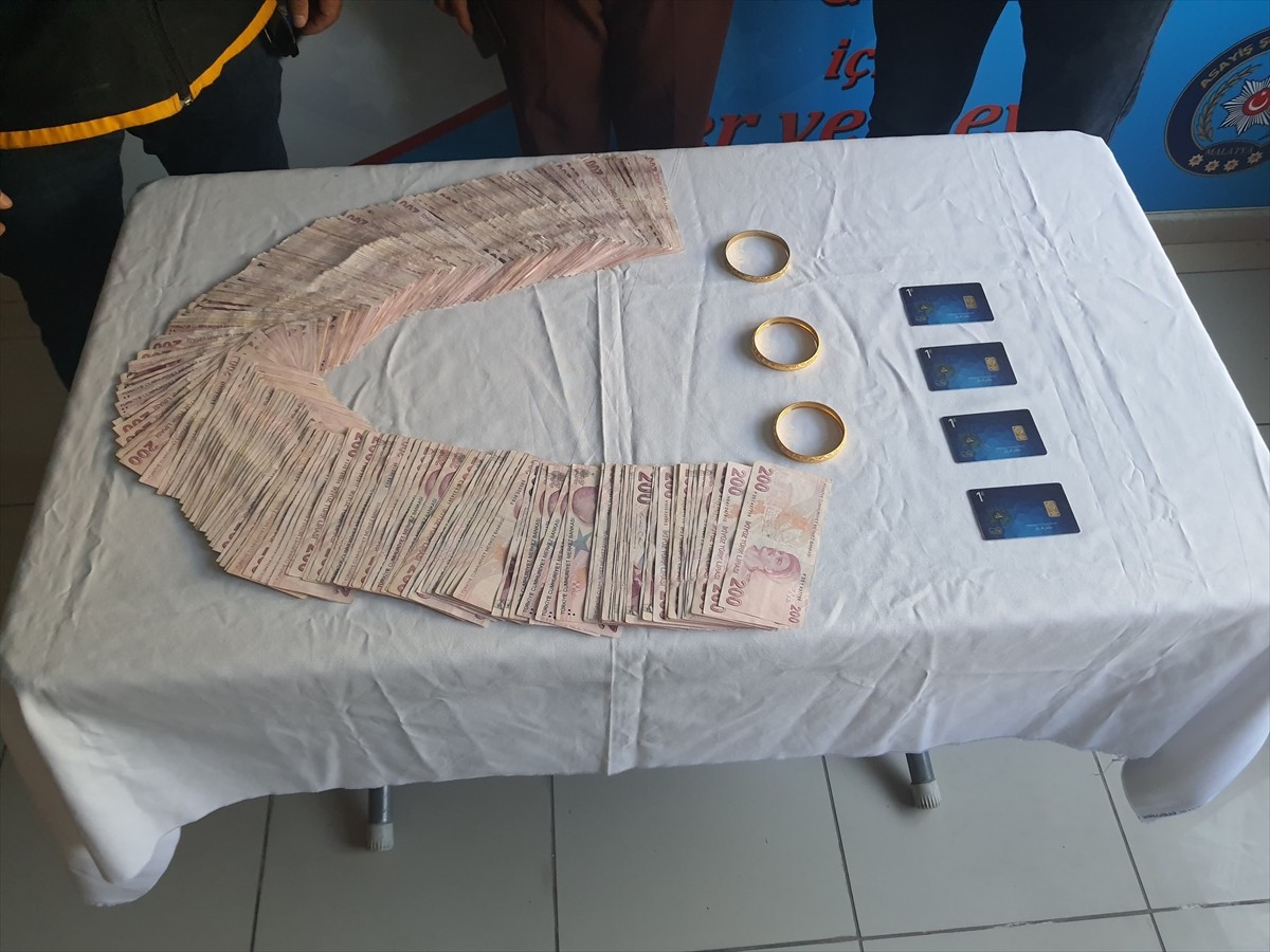 Malatya'da telefon dolandırıcılarına vermek için kuyumcuda altın bozdurmaya çalışan kişi, polisin...