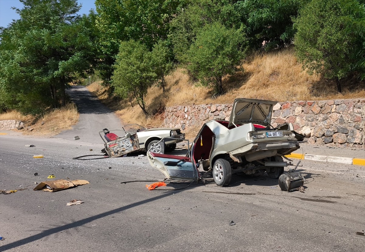 Malatya'nın Arapgir ilçesinde elektrik direğine çarpan otomobilin sürücüsü ağır yaralandı, araç...