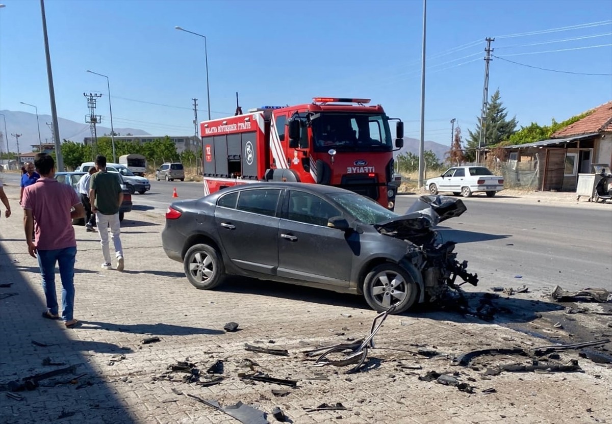 Malatya'nın Yeşilyurt ilçesinde iki otomobilin çarpışması sonucu 1 kişi hayatını kaybetti, 1 kişi...