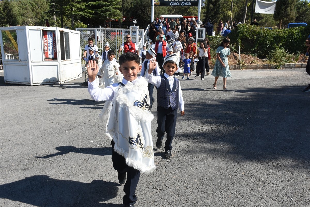 Malatya Vakıflar Bölge Müdürlüğünce, 40 çocuk için sünnet şöleni düzenlendi.