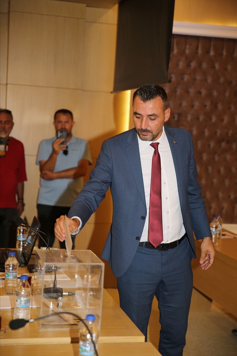 Manavgat Belediye Meclisinde, tutuklanan Belediye Başkanı Niyazi Nefi Kara'nın görevden...