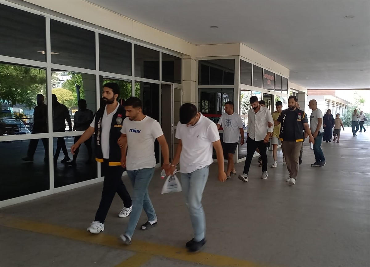 Manisa'da kendilerini savcı ve polis olarak tanıtıp dolandırıcılık yaptığı gerekçesiyle gözaltına...