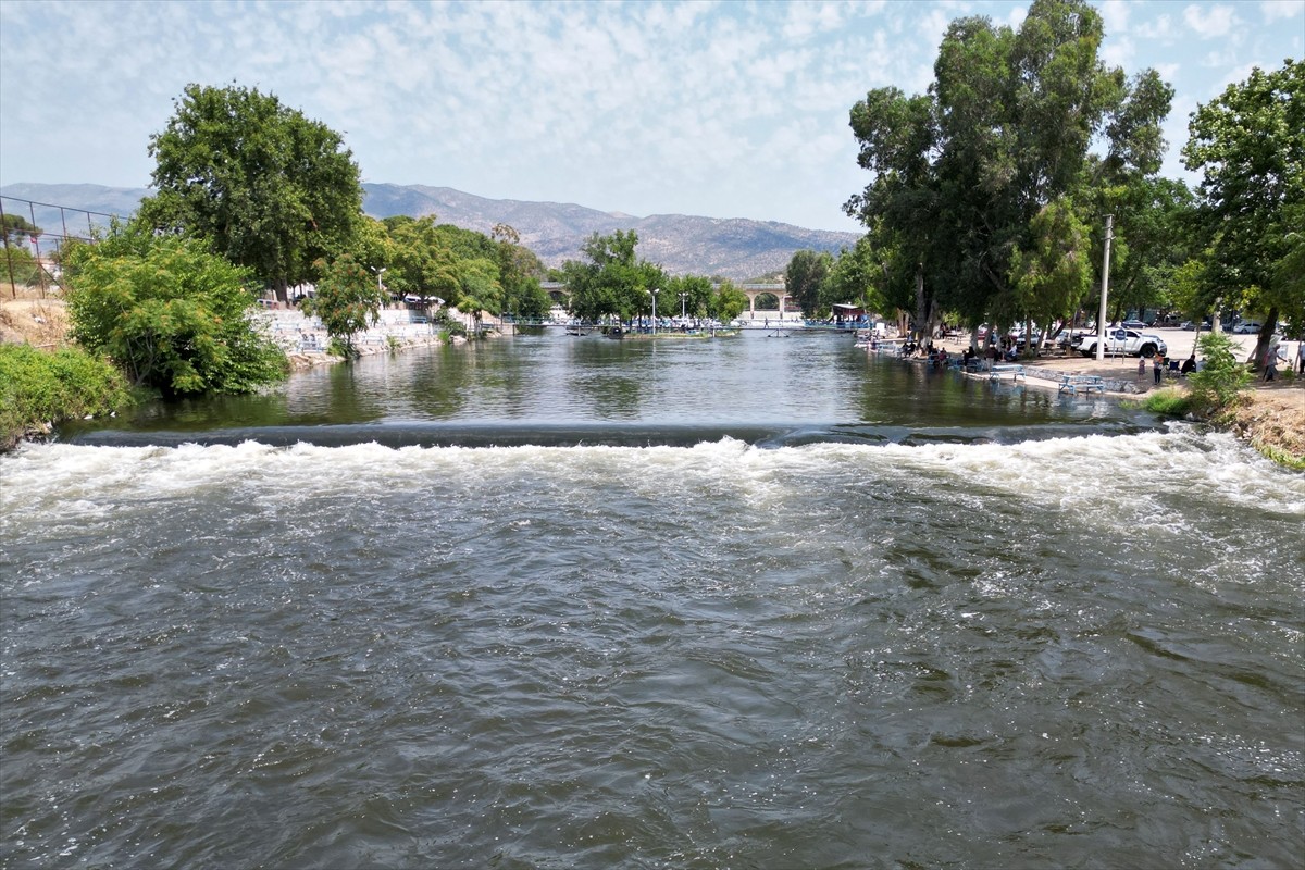Manisa'da kuraklıktan etkilenen Adala Kanyonu, Demirköprü Barajı'ndan Gediz Nehri'ne su...