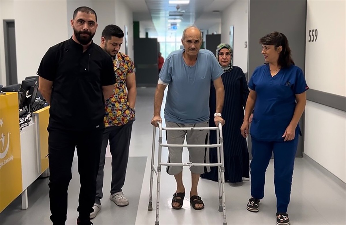 Manisa'da yüksekten düşerek ağır yaralanan 58 yaşındaki Mehmet Sena Baycur (ortada), Manisa Şehir...