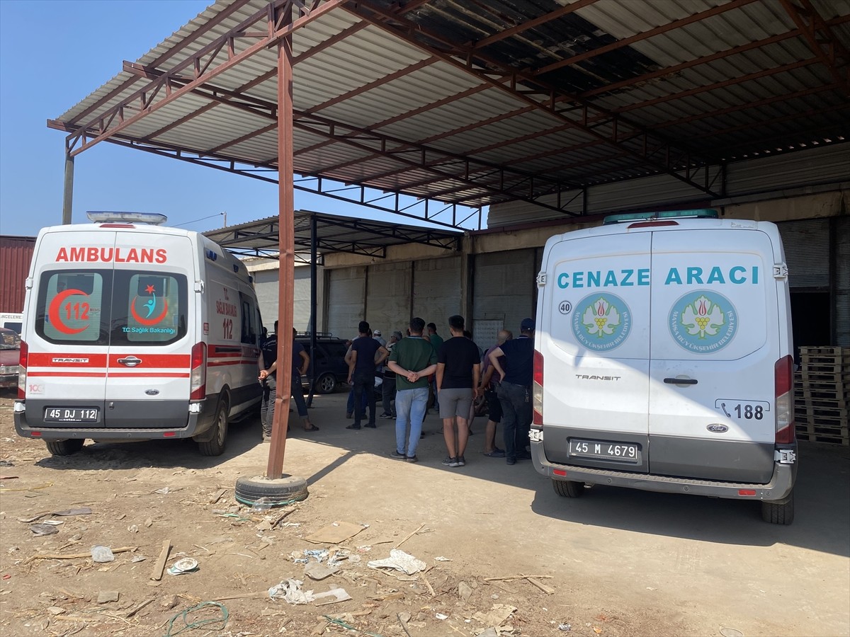 Manisa'nın Alaşehir ilçesinde marangoz ustası atölyesinde ölü bulundu. Olay yerine sağlık ekipleri...