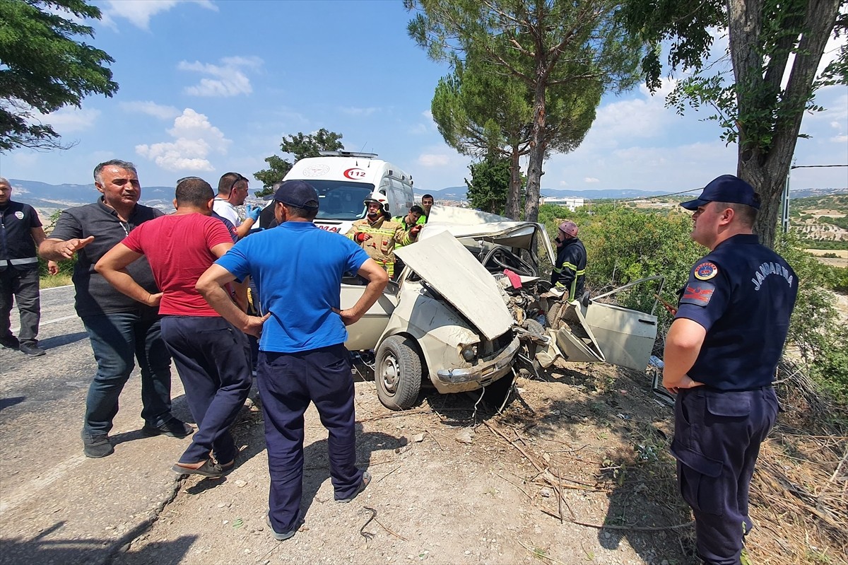 Manisa'nın Demirci ilçesinde otomobilin ağaca çarpması sonucu 1 kişi öldü, 4 kişi...