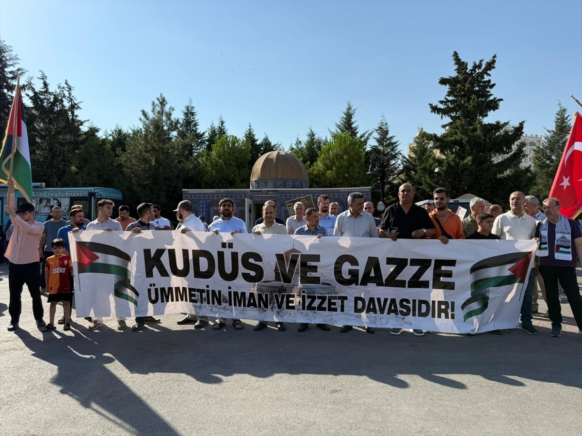 Mardin'de, İsrail'in Gazze'ye yönelik saldırıları protesto edildi. Merkez Artuklu ilçesindeki 15...