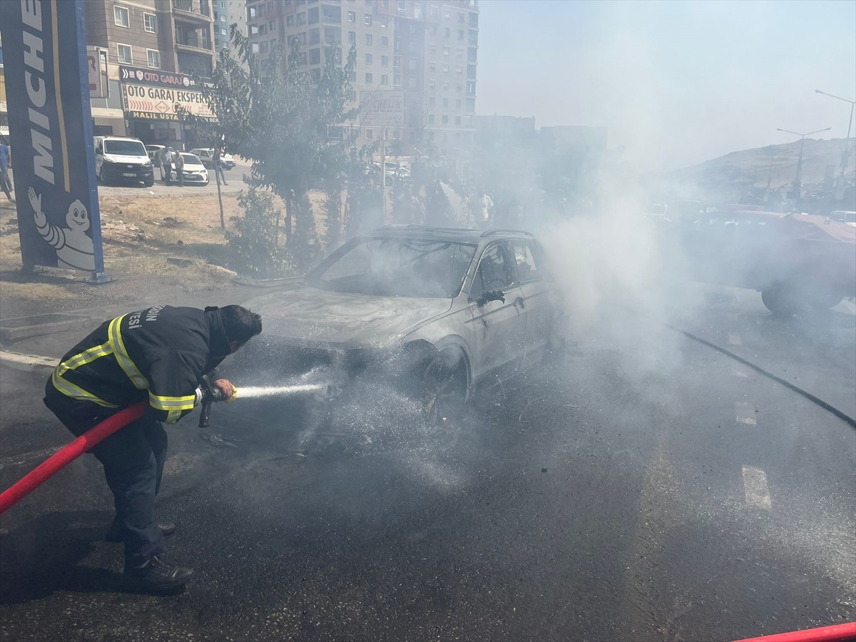 Mardin'in Artuklu ilçesinde seyir halindeki otomobilde çıkan yangın itfaiye ekiplerince...