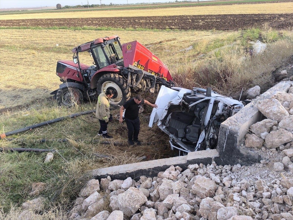 Mardin'in Kızıltepe ilçesinde otomobil ile traktörün çarpışması sonucu 2 kişi yaralandı. Kaza...