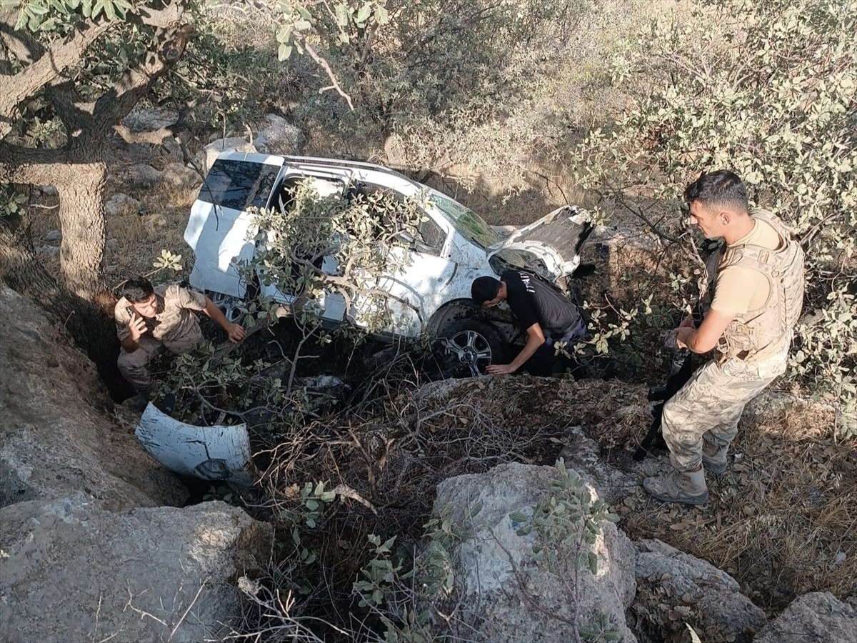 Mardin'in Nusaybin ilçesinde hafif ticari aracın devrilmesi sonucu 2 kişi yaralandı.