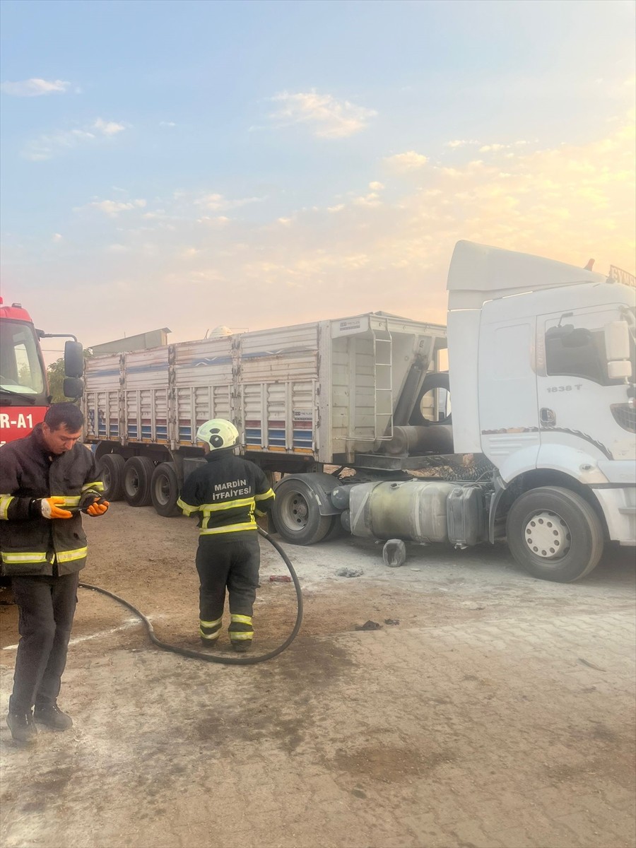 Mardin’in Artuklu ilçesinde bir tırın yakıt deposunda meydana gelen patlamada 7 kişi...