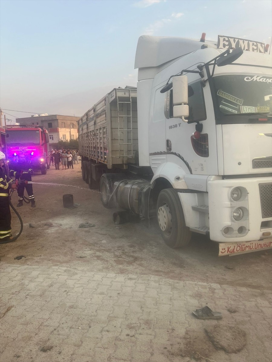 Mardin’in Artuklu ilçesinde bir tırın yakıt deposunda meydana gelen patlamada 7 kişi...