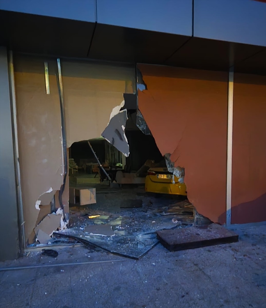 Mersin'de bir taksinin motosiklet sürücüsüne çarptıktan sonra mobilya mağazasına girmesi sonucu...