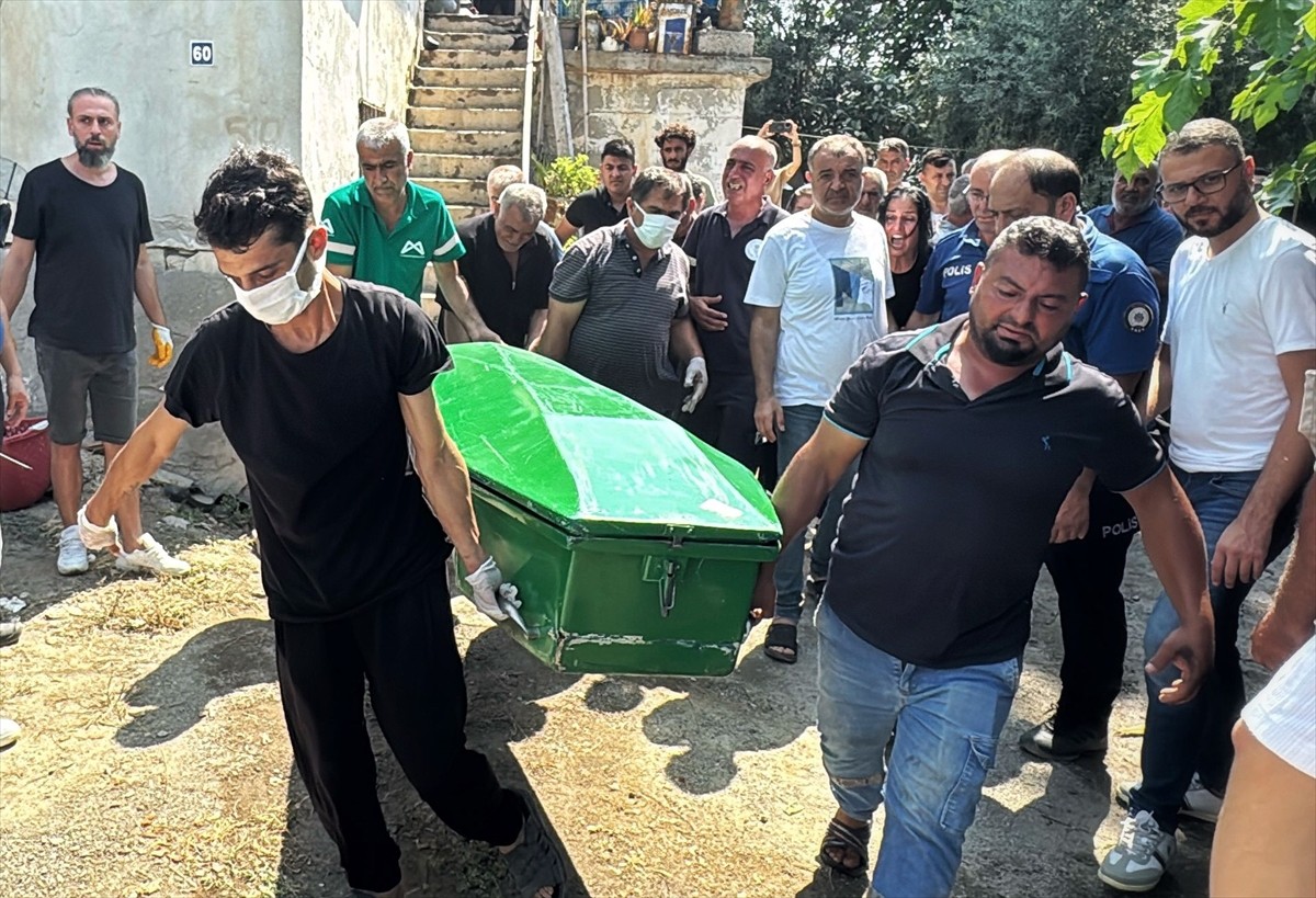 Mersin'in Akdeniz ilçesinde, müstakil evde çıkan yangında 54 yaşındaki kadın hayatını...