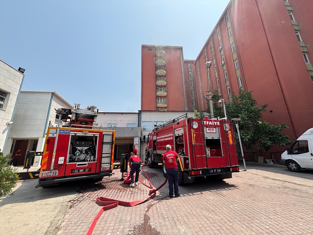 Mersin'in Akdeniz ilçesindeki eski hastane binasında çıkan yangın itfaiye ekiplerinin...