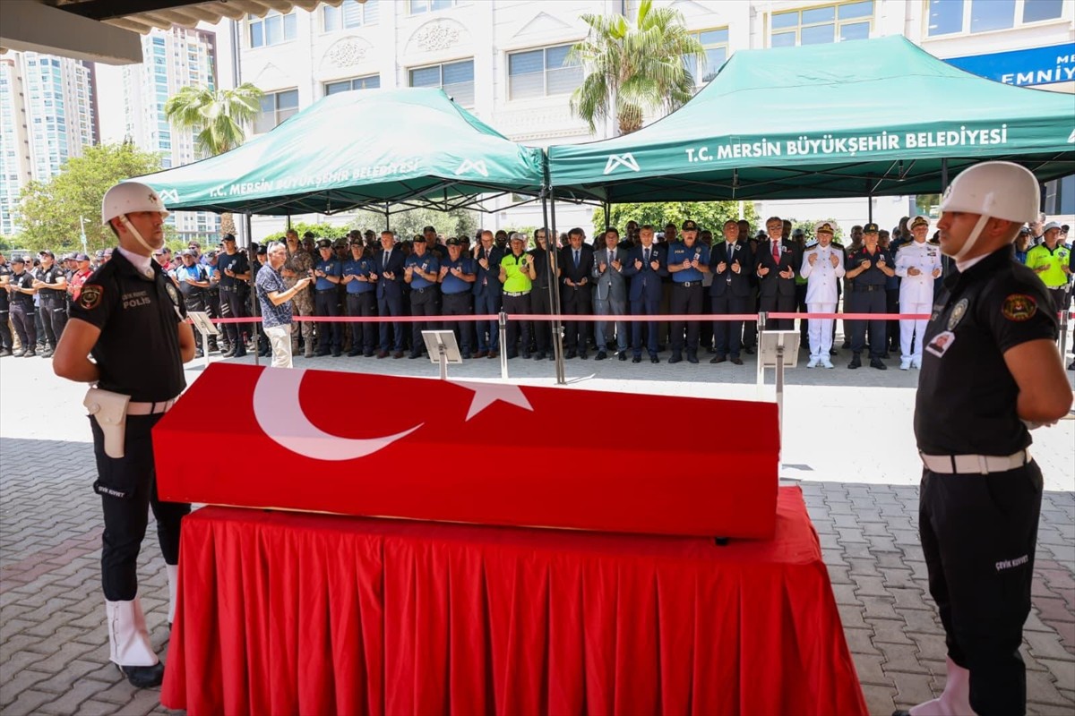 Mersin'in Aydıncık ilçesinde, görev sırasında rahatsızlanan ve hastaneye kaldırılan polis memuru...