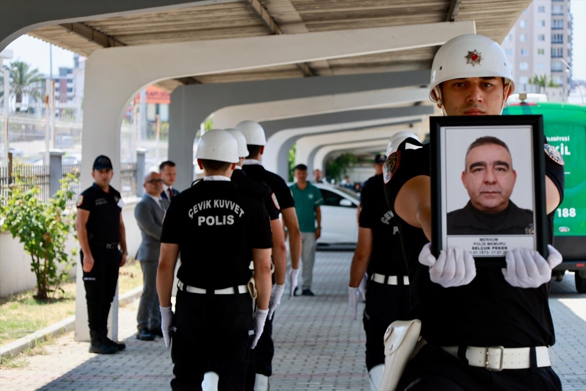Mersin'in Aydıncık ilçesinde, görev sırasında rahatsızlanan ve hastaneye kaldırılan polis memuru...