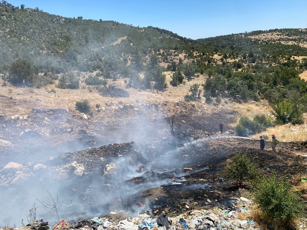 Mersin'in Gülnar ilçesinde çöplükte başlayıp ormanlık alana sıçrayan yangına havadan ve karadan...