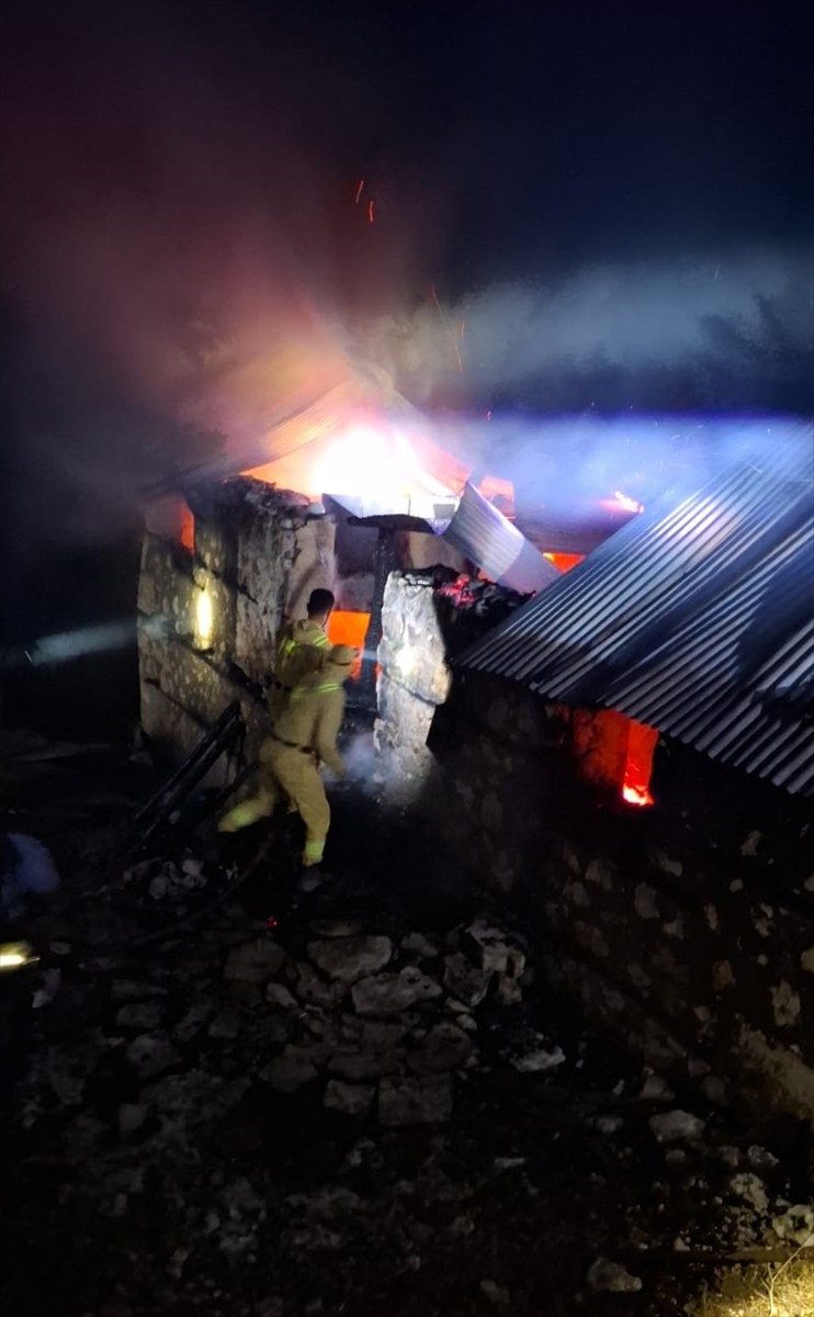 Mersin'in Gülnar ilçesinde metruk evde çıkan yangın ormanlık alana sıçramadan kontrol altına...