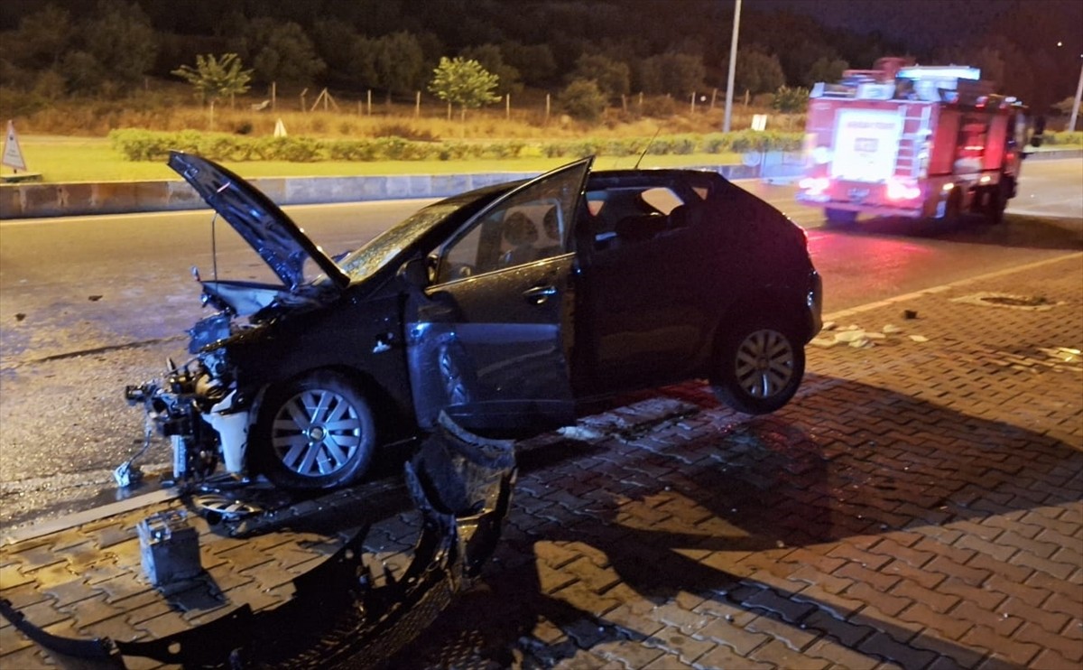 Mersin'in merkez Yenişehir ilçesinde otomobilin refüje çarpması sonucu 2 kişi yaralandı.