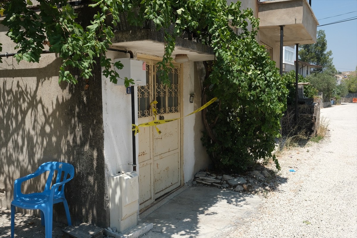 Mersin'in Mut ilçesinde, akıl sağlığının yerinde olmadığı öne sürülen kişi annesini...