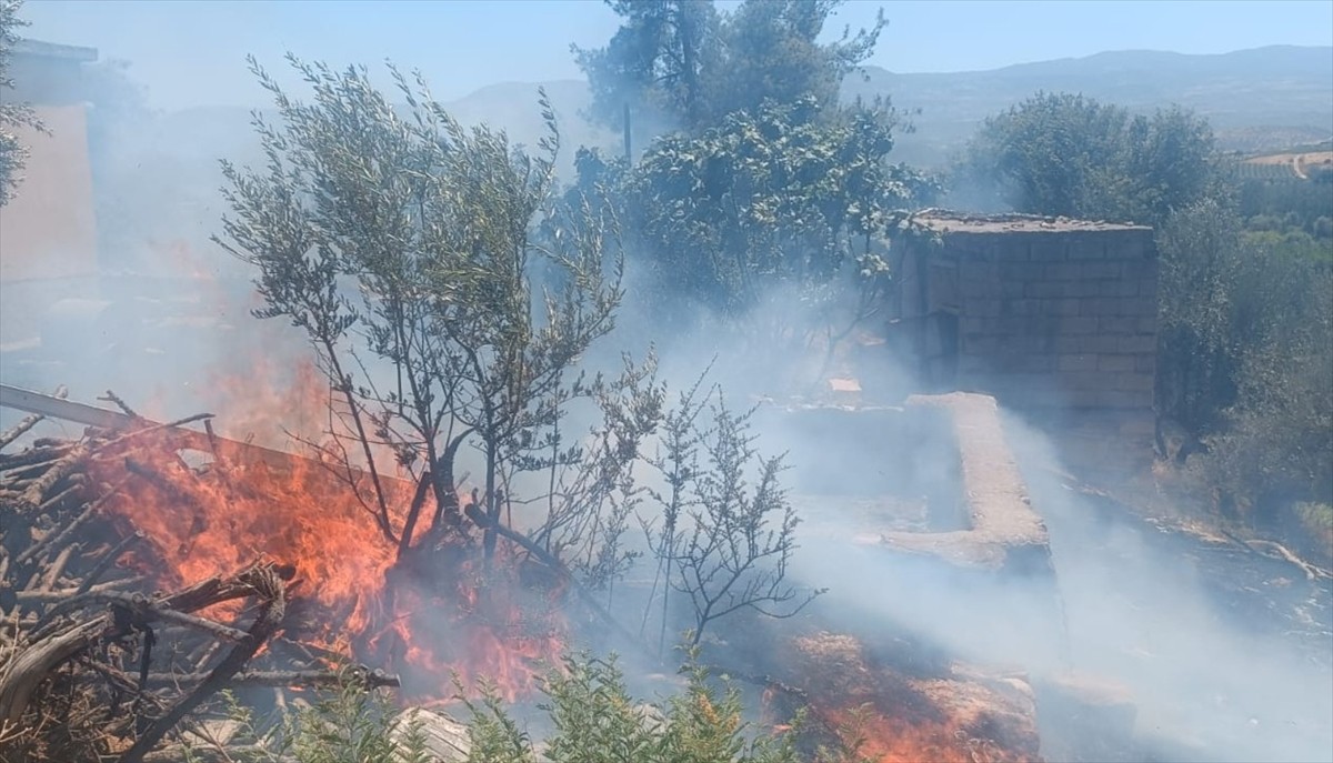 Mersin'in Mut ilçesinde bahçede başlayıp ormanlık alana sıçrayan yangın, havadan ve karadan...