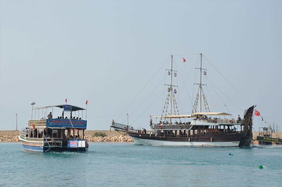 Mersin'in Silifke ilçesinde 35 dereceyi aşan hava sıcaklığından bunalanlar, denizde yüzerek...