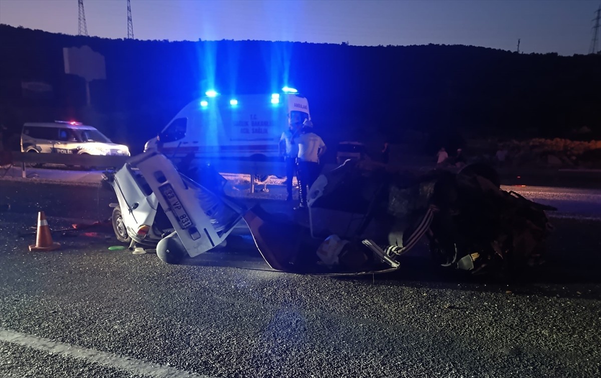 Mersin'in Silifke ilçesinde bariyere çarpan otomobilin sürücüsü yaşamını yitirdi, yanındaki kişi...