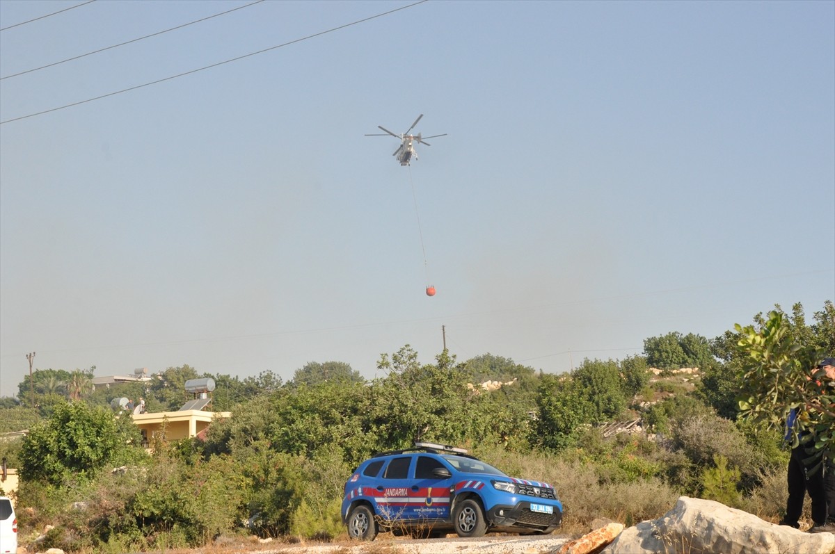Mersin'in Silifke ilçesindeki ormanlık alanda çıkan yangına havadan ve karadan müdahale...