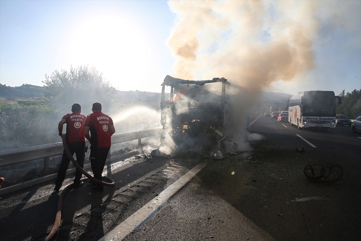 Mersin'in Tarsus ilçesinde alev alan süt tankerinden yol kenarındaki çalılık alana sıçrayan...