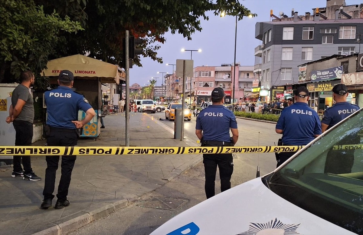 Mersin'in Tarsus ilçesinde kendisini gözaltına almak isteyen polis memurunu tabancayla yaralayan...