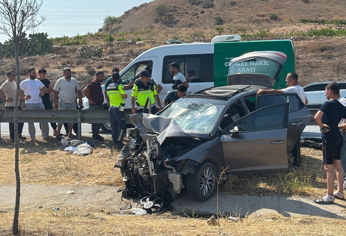 Mersin'in Tarsus ilçesinde otomobilin tıra çarpması sonucu 1 kişi hayatını kaybetti, 3 kişi ağır...