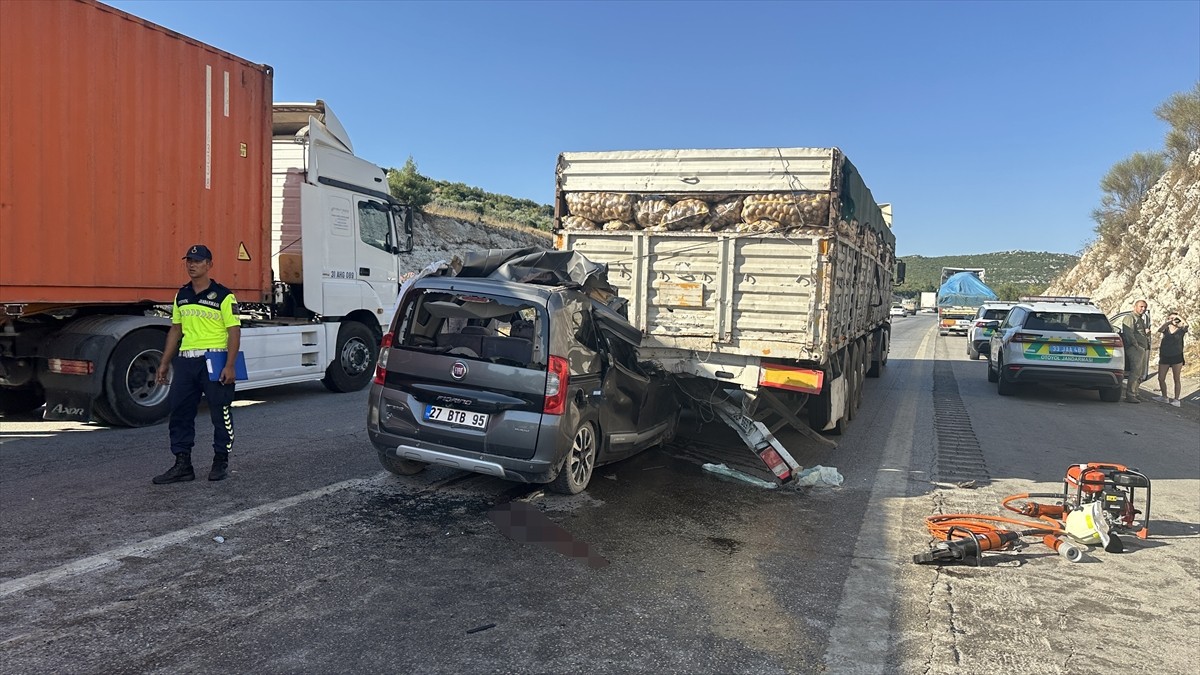 Mersin'in Tarsus ilçesinde tıra çarpan hafif ticari araçtaki 1'i çocuk 5 kişi öldü, 1 çocuk ağır...