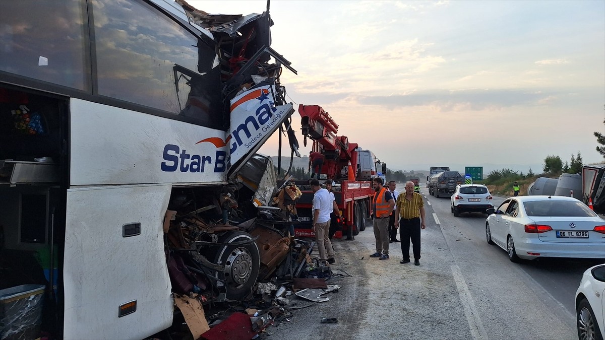 Mersin'in Tarsus ilçesinde yolcu otobüsünün tıra arkadan çarpması sonucu 9 kişi yaralandı. İhbar...