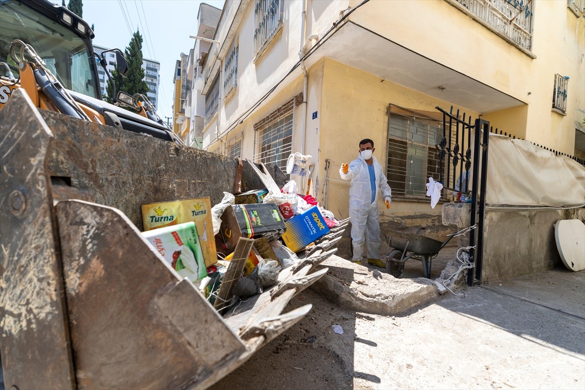 Mersin'in Yenişehir ilçesinde vatandaşların "kötü koku yayıldığı" gerekçesiyle ihbarda bulunduğu...