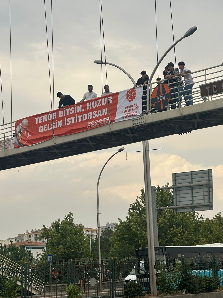 MHP Diyarbakır İl Başkanlığınca kentte sokaklara "Terörsüz Türkiye" sürecine destek için pankart...