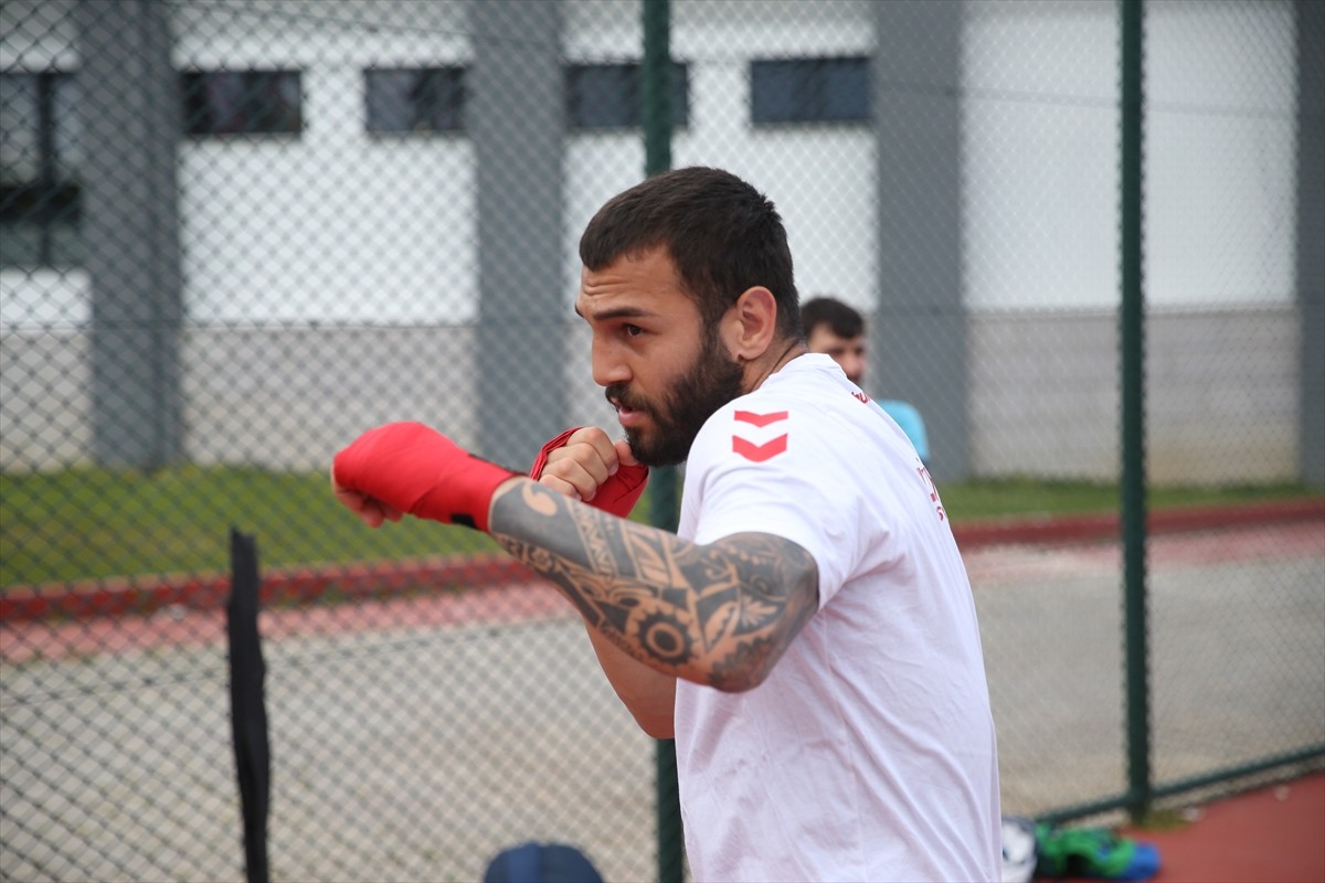 Milli boksör Samet Ersoy, dünya şampiyonluğu hedefiyle çalışmalarını sürdürüyor. Milli takım ile...