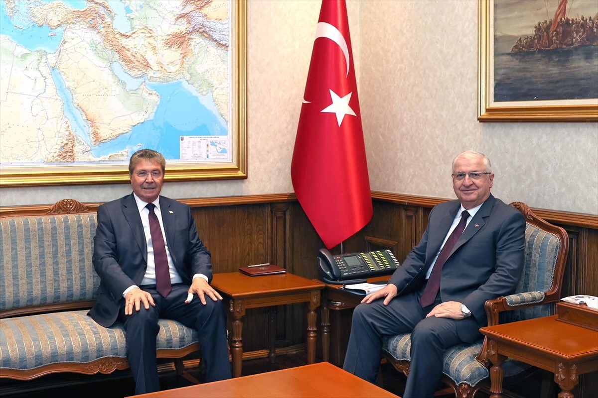 Milli Savunma Bakanı Yaşar Güler (sağda), Kuzey Kıbrıs Türk Cumhuriyeti (KKTC) Başbakanı Ünal...