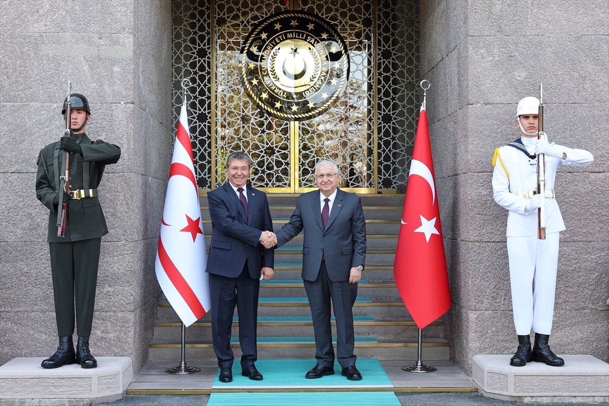 Milli Savunma Bakanı Yaşar Güler (sağda), Kuzey Kıbrıs Türk Cumhuriyeti (KKTC) Başbakanı Ünal...