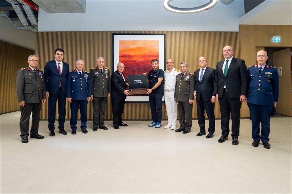 Milli Savunma Bakanı Yaşar Güler (sol 7), İstanbul'da Özdemir Bayraktar Milli Teknoloji Merkezi'ni...