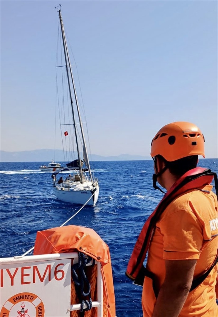 Muğla'nın Bodrum ilçesi açıklarında sürüklenen 2 teknedeki 9 kişi ekiplerce kurtarıldı.