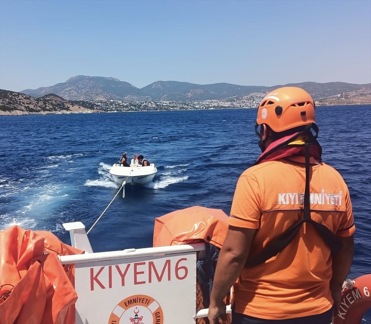Muğla'nın Bodrum ilçesi açıklarında sürüklenen 2 teknedeki 9 kişi ekiplerce kurtarıldı.
