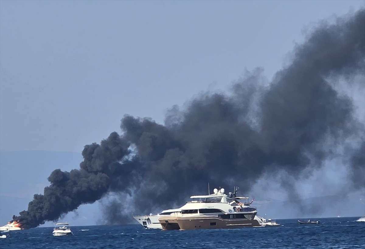 Muğla'nın Bodrum ilçesi açıklarında yangın çıkan motoryat, kullanılamaz hale geldi.