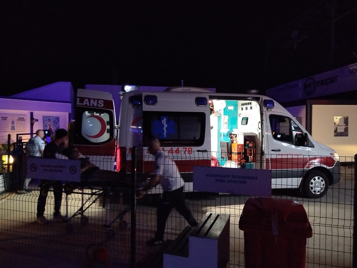 Muğla'nın Bodrum ilçesinde kruvaziyerde rahatsızlanan Kanada uyruklu yolcu, deniz ambulansıyla...