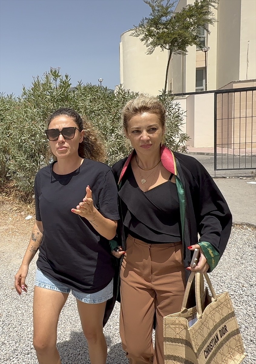 Muğla'nın Bodrum ilçesinde, polisin üzerine araç sürdüğü iddiasıyla gözaltına alınan şarkıcı Dilan...