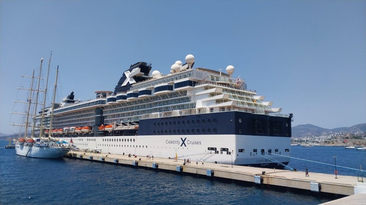 Muğla'nın Bodrum ilçesine, "Celebrity Infinity" ve "Star Clipper" isimli kruvaziyerler, 2 bin 277...